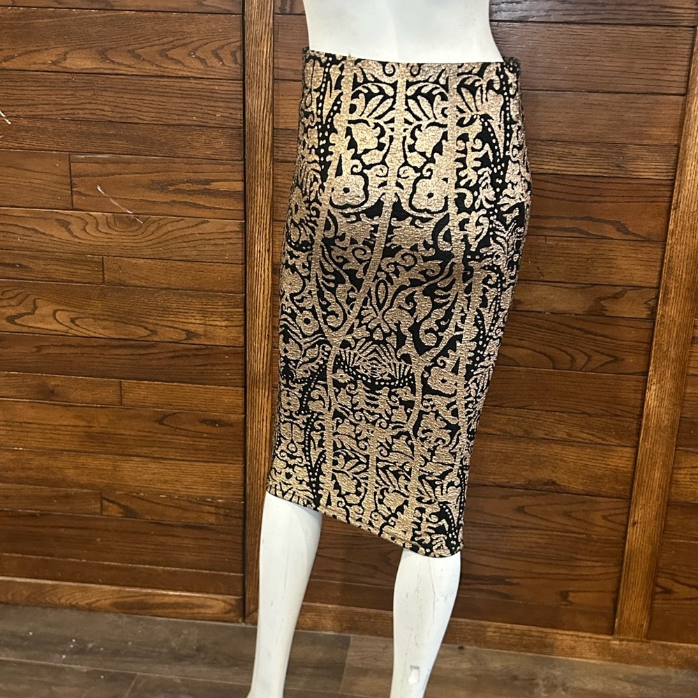 Forever 21. Size medium. Elegant Black and Gold Patterned Pencil Skirt - Picture 3 of 4